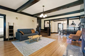 Quaint South Hill Home w Luxury King Bed and Wifi